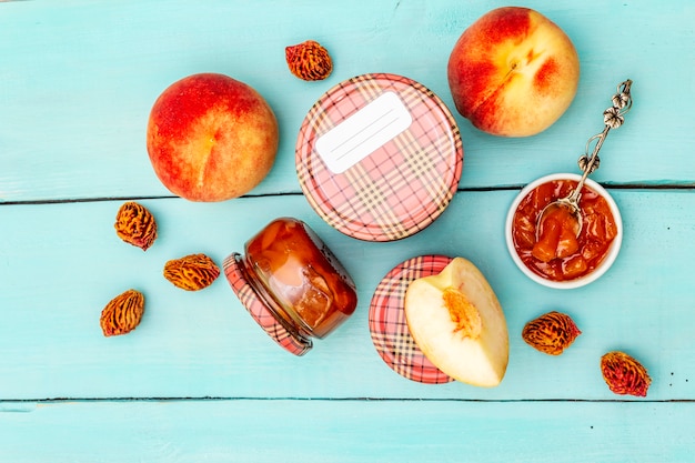 Weiße Pfirsichmarmelade, Konfitüre, Chutney im Glas