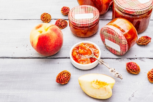 Weiße Pfirsichmarmelade, Konfitüre, Chutney im Glas