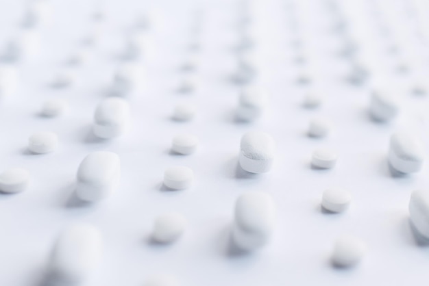 Weiße Pillen auf dem weißen Hintergrund