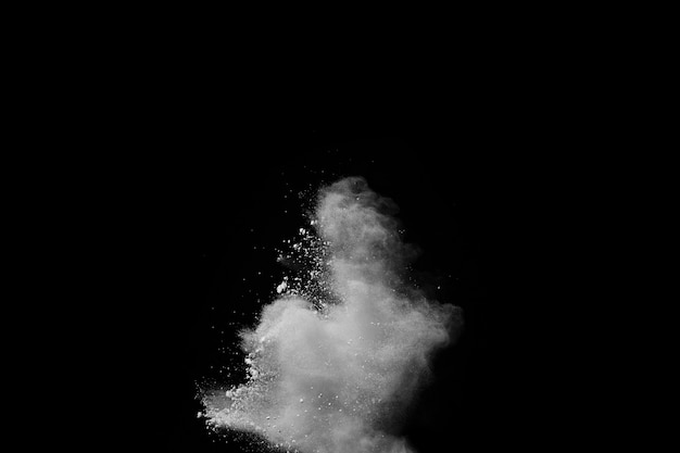 Weiße Pulverexplosion auf schwarzem Hintergrund. Farbige Wolke Bunter Staub explodiert. Malen Sie Holi.