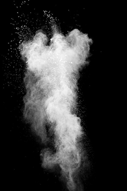 Weiße Pulverexplosion auf schwarzem Hintergrund isoliert. Weiße Staubpartikel spritzen.
