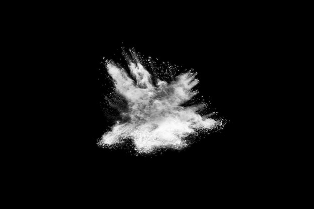 Weiße Pulverexplosion auf schwarzem Hintergrund.
