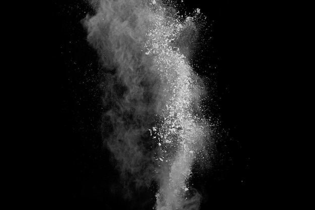 Weiße Pulverexplosion auf schwarzem Hintergrund
