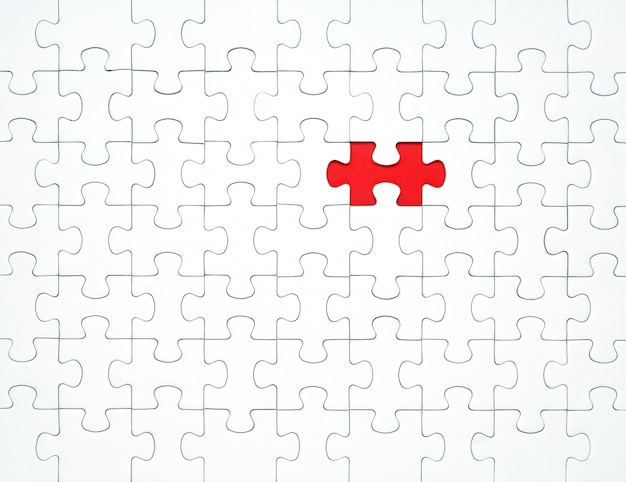 Weiße Puzzleteile auf einem roten Hintergrund getrennt