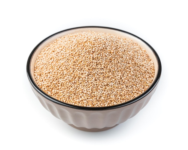 Weiße Quinoa-Samen in einer braunen Schüssel sind auf einem weißen Hintergrund in der Seitenansicht der Schüssel isoliert
