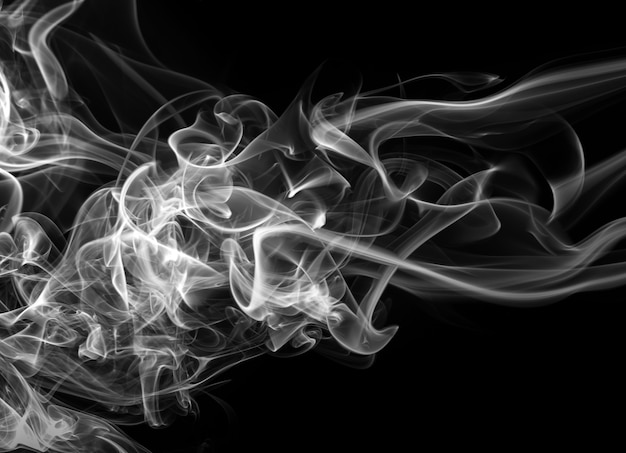 Weiße Rauchzusammenfassung auf schwarzem Hintergrund, Dunkelheitskonzept