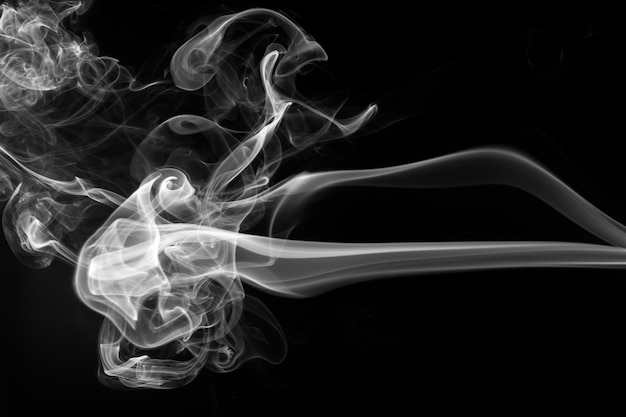 Weiße Rauchzusammenfassung auf schwarzem Hintergrund, Feuerdesign