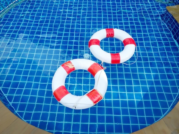 Weiße Rettungsboje auf der Wasseroberfläche im Schwimmbad