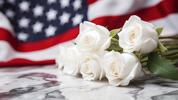 Weiße Rosen mit USA-Flagge auf Marmortisch Memorial Day Veterans Day