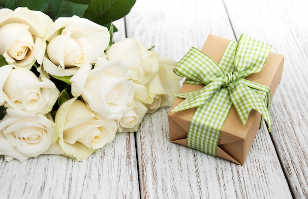 Weiße Rosen und Geschenkbox