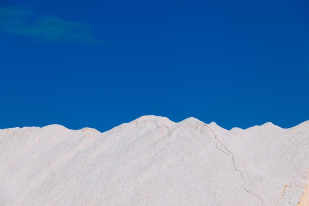 Foto weiße salzberge gegen den blauen himmel