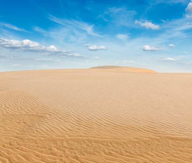 Weiße Sanddünen bei Sonnenaufgang Mui Ne Vietnam