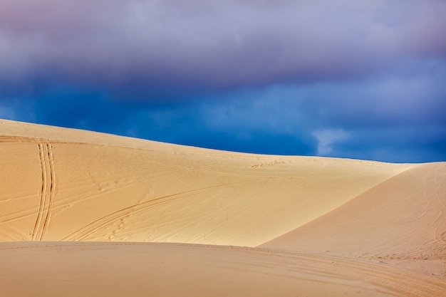 Weiße Sanddünen vor dem Sturm, Mui Ne, Vietnam