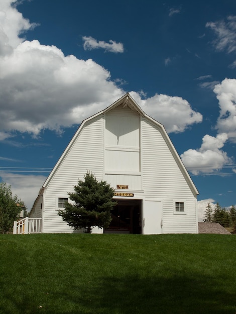 Weiße Scheune in Eagle, Colorado. Diese alte Scheune wurde zum historischen Museum umgebaut.