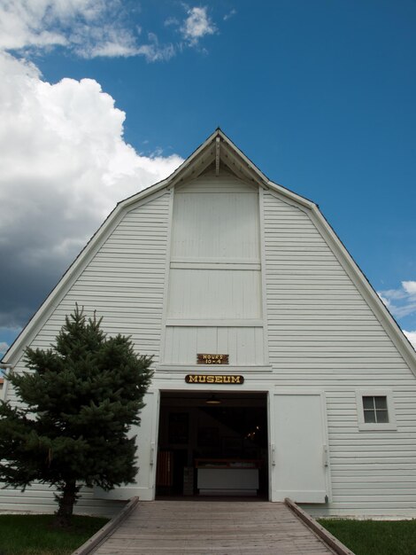 Weiße Scheune in Eagle, Colorado. Diese alte Scheune wurde zum historischen Museum umgebaut.