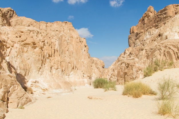 Weiße Schlucht mit sandgelben Felsen