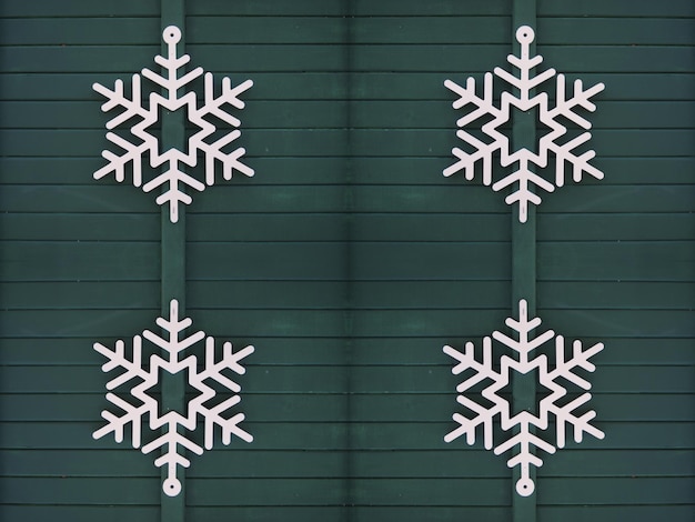 Weiße Schneeflocke auf grüner Holztür