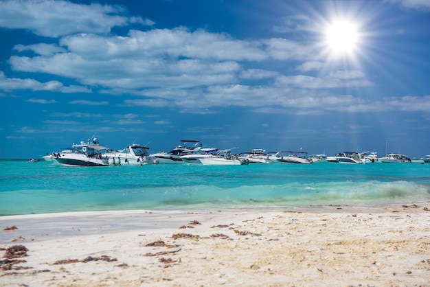 Weiße Schnellboote und Yachten im türkisblauen karibischen Meer Isla Mujeres Insel Karibik Cancun Yucatan Mexiko