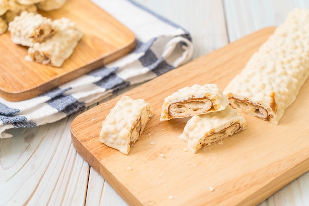 weiße Schokolade mit Karamell und Cornflakes knusprige Riegel