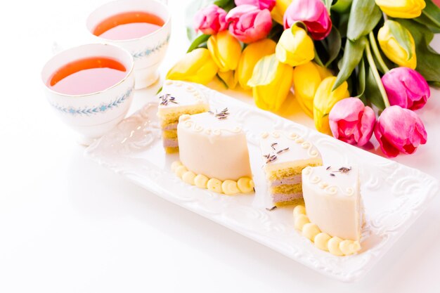 Weiße Schokoladen-Honig-Lavendel-Torte aus Biskuitkuchen mit Honig und gefüllt mit Lavendelmousse, umhüllt von weißer Schokolade.