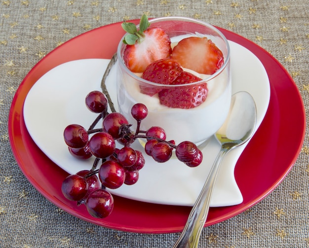 Weiße Schokoladencreme mit Erdbeeren