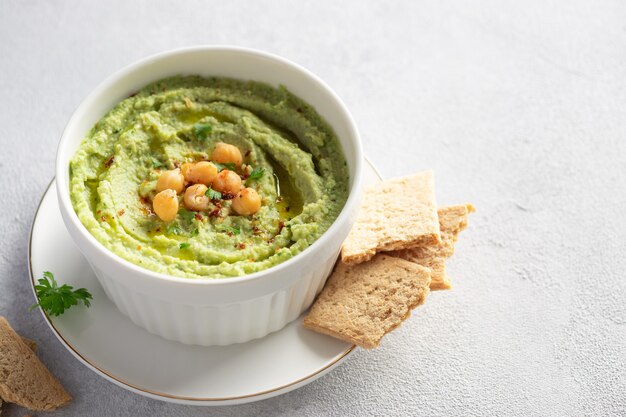 weiße Schüssel mit Avocado-Hummus Clean Eating Diät