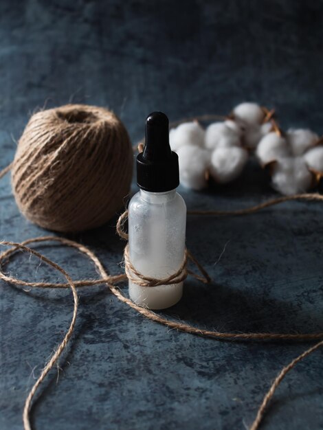 Weiße Serumflasche auf dunklem Hintergrund hausgemachtes Hautpflegeprodukt Bio-Zero-Waste-Kosmetik