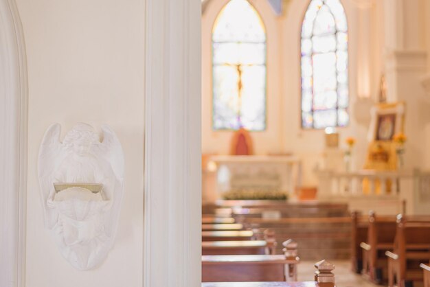 Foto weiße skulptur an der wand in der kirche