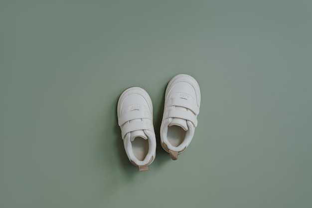 Weiße Sneaker-Schuhe für Kinder, flache Lage nordischer skandinavischer Mode für Kinder, die ästhetische neutrale Pastellfarben tragen