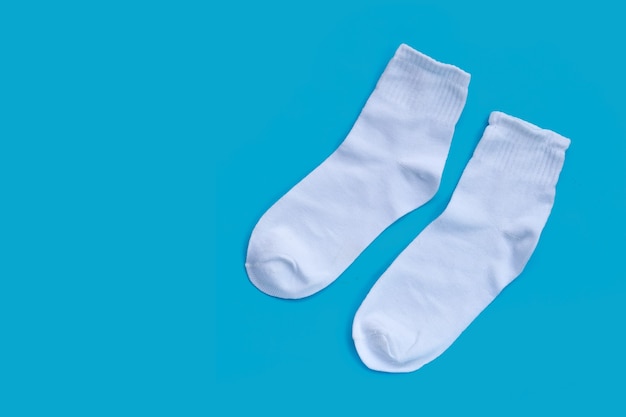 Weiße Socken auf blauer Oberfläche