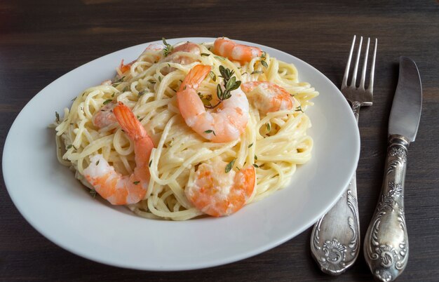 Weiße Soße des Frischkäse des Spaghettis mit Garnele - italienische Lebensmittelart