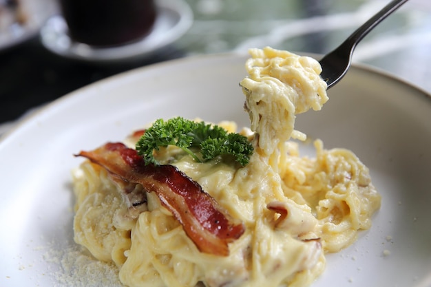 Weiße Spaghettisauce mit Speck und Käse