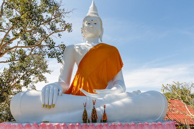 Weiße Statue von Buddha im Lotussitz sitzend