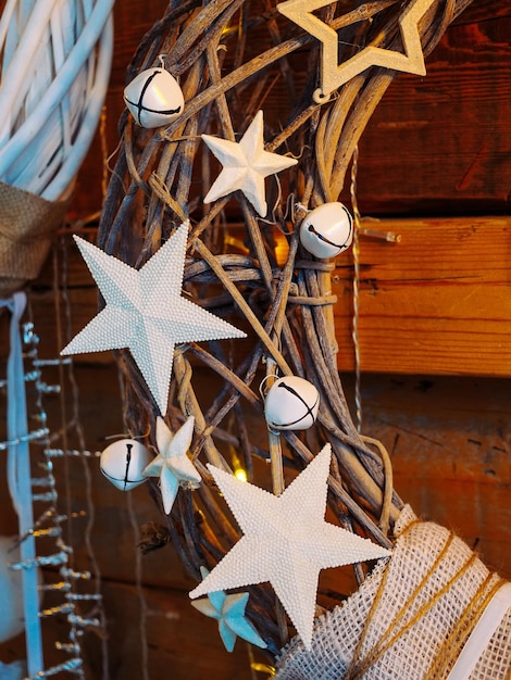 Weiße Sterne und Glocken am Weihnachtskranz aus nächster Nähe