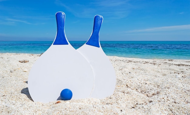 Weiße Strandschläger stecken im Sand