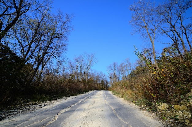 Weiße Straße mit Kalk