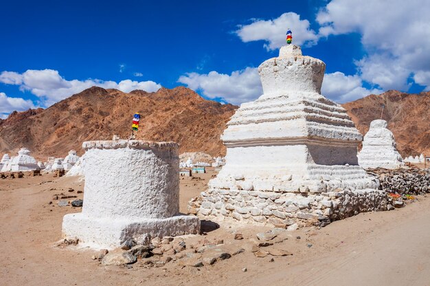 Weiße Stupas im Shey-Kloster Ladakh