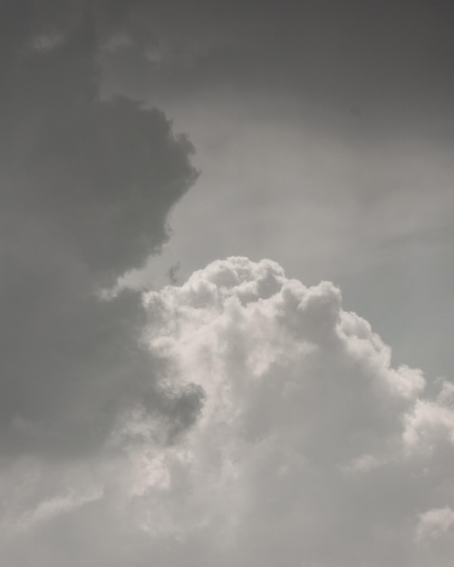 Foto weiße sturmwolken im himmelshintergrund der natur, wetter und klimabedingungen ökologie