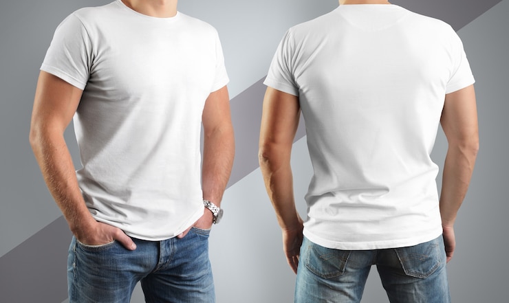 Foto weiße t-shirts auf dem mann, vorne und hinten isoliert auf einer grauen wand mit einem diagonalen streifen posieren