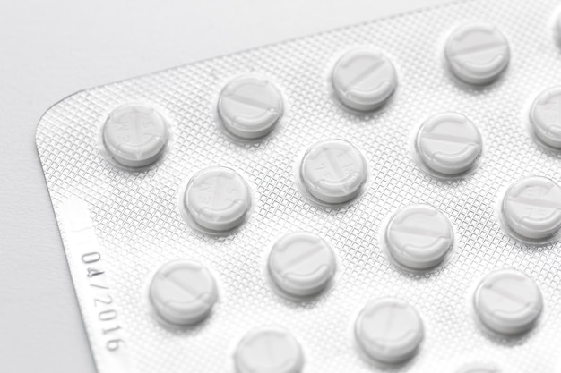 Weiße Tabletten Pillen Grippe Blisterverpackung Antibiotika Apotheke Medizin medizinisch