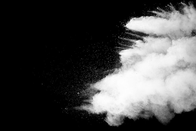 Weiße Talkumpuderexplosion auf schwarzem Hintergrund. Weiße Staubpartikel spritzen.