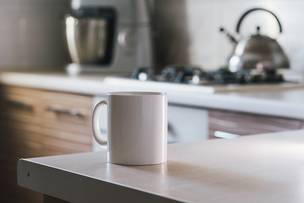 Weiße Tasse auf dem Tisch in der Küche