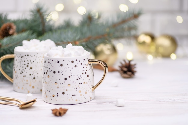 Weiße Tasse Cappuccino oder Kakao mit Weihnachtsbaum