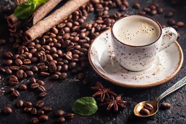 Weiße Tasse frischer leckerer heißer Kaffee-Espresso mit Kaffeebohnen