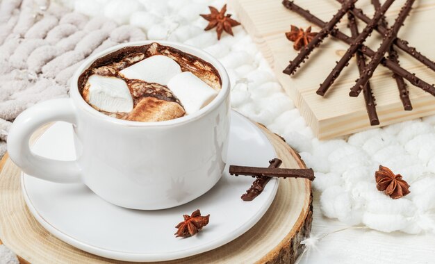 Weiße Tasse heiße Schokolade mit Marshmallows, Schokosticks.