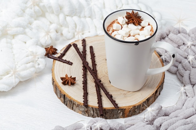 Weiße Tasse heißen Kakao mit Marshmallows