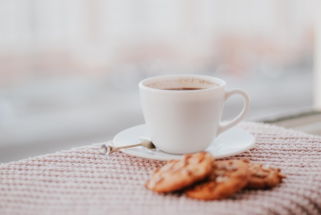 weiße tasse kaffee frühstück eine tasse tee kekse mit nüssen tee kaffee