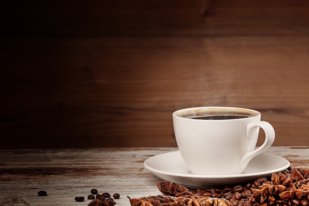 Weiße Tasse Kaffee über hölzernem Hintergrund