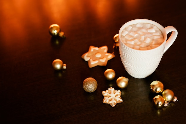 Weiße Tasse Kakao oder Kaffee mit heißer Schokolade und Marshmallows und Lebkuchen