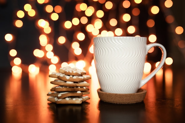 Weiße Tasse Kakao oder Kaffee mit heißer Schokolade und Marshmallows und Lebkuchen